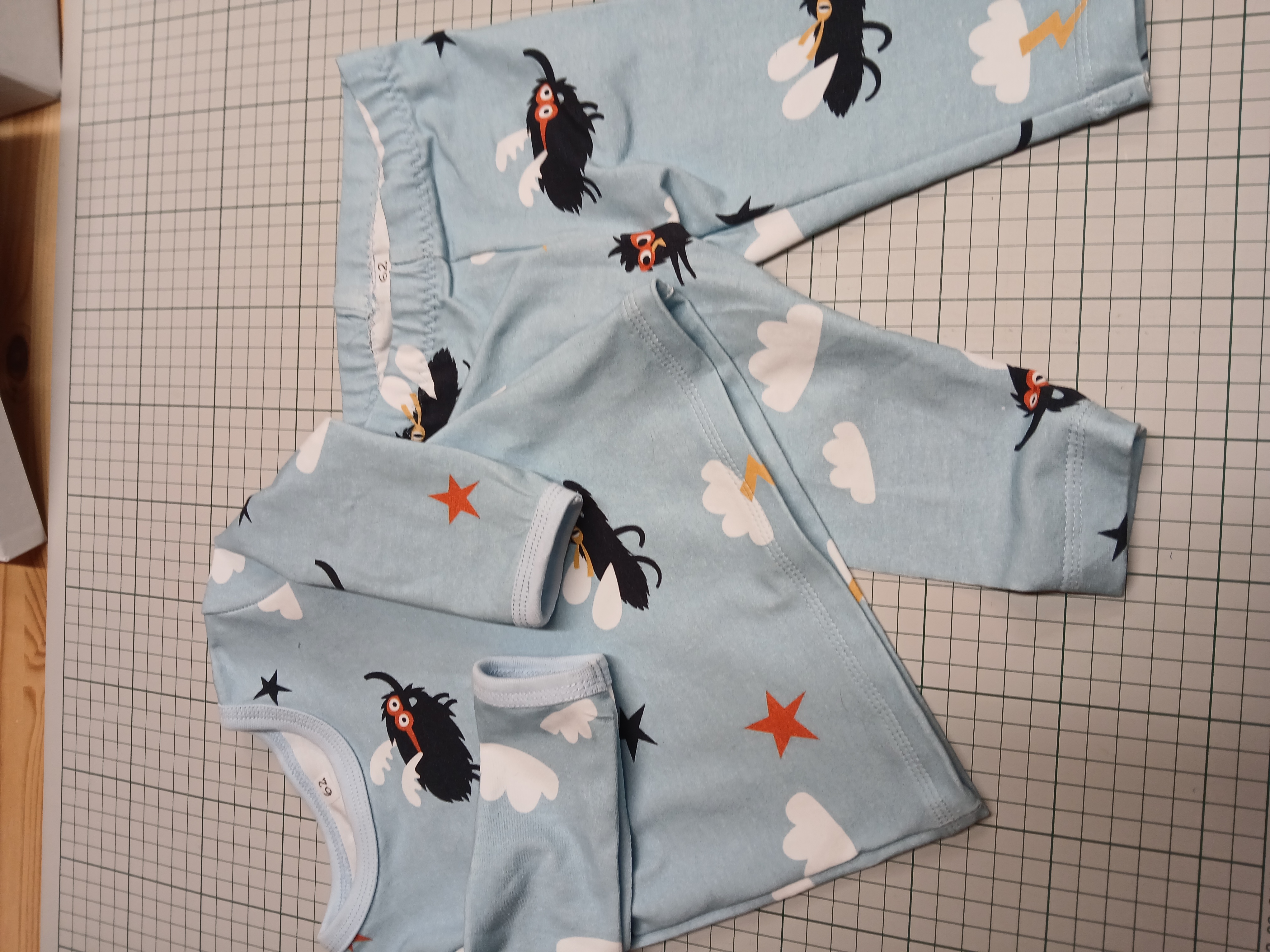 Pyjamas-set med moln